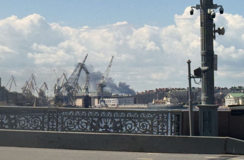 Ucraina a suspendat atacurile asupra rafinăriilor din Rusia, după presiunile lui Trump. Ce se întâmplă în culisele relației dintre Kiev și Washington
