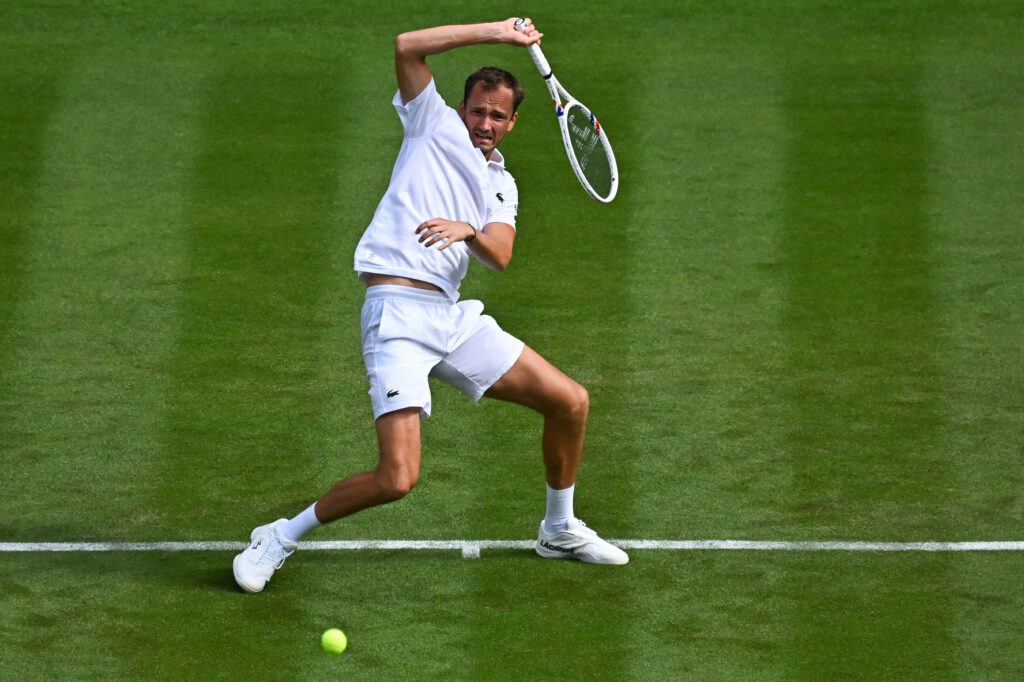 Medvedev, descalificat la Beijing după ce a lovit un spectator; Djokovic merge în finală
