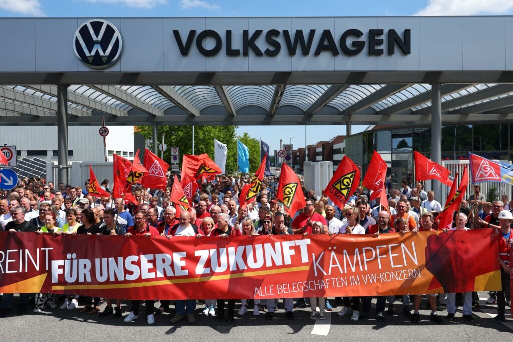 Volkswagen se prăbușește financiar: pierderi de 5,82 miliarde de euro într-un trimestru. Ce urmează pentru angajați