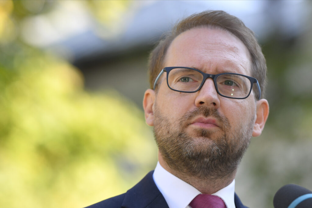 Fritz respinge varianta unui premier independent: „Este dependent de o majoritate în Parlament”. USR exclude un consens cu PSD