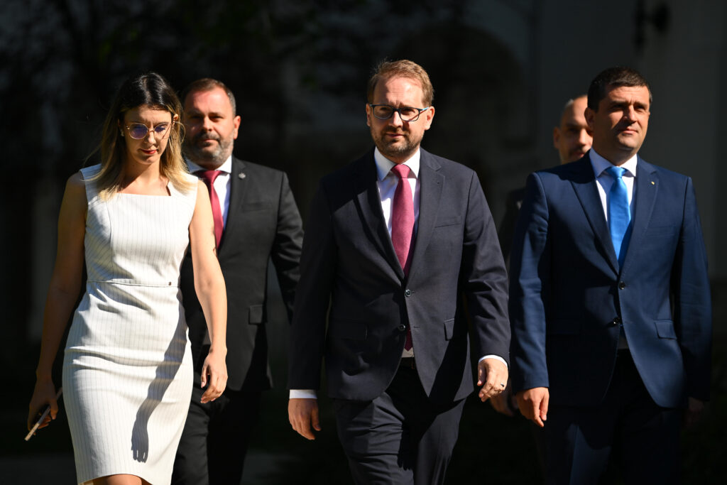 Bătălie pentru putere în USR. Buzoianu vs. Miruță vs Viziteu. Trei tabere își dispută controlul partidului la congresul de la Timișoara. Ce se întâmplă cu Dominic Fritz