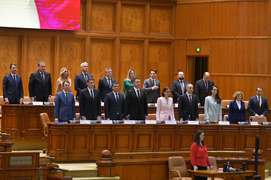Reuters: Convocarea unor alegeri anticipate ar putea declanșa o retrogradare a ratingului în România