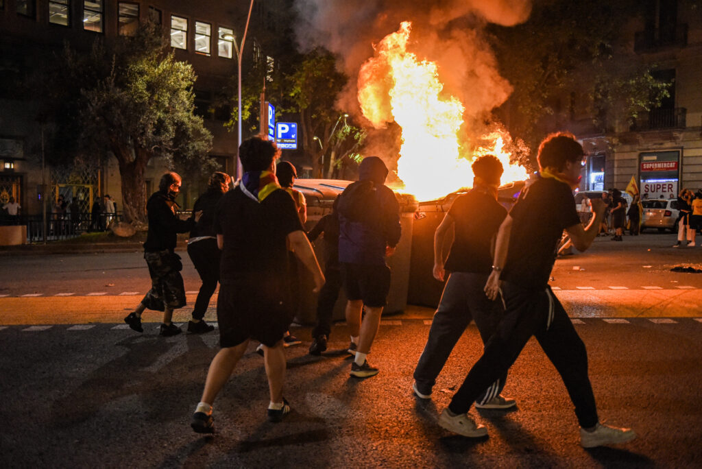 Protestele pentru locuințe din Barcelona au devenit violente. Au fost arestate 13 persoane, iar 30 de polițiști au fost răniți