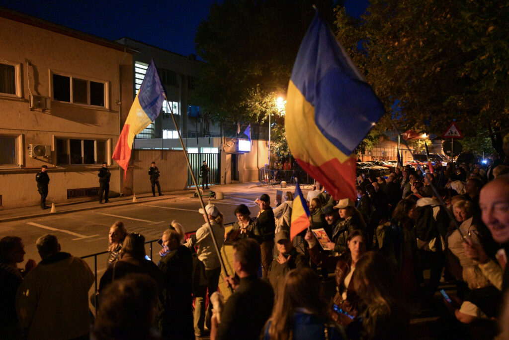 Protest pentru Călin Georgescu la Bruxelles. Banner uriaș cu mesajul „Persecutat politic” în fața Parlamentului European