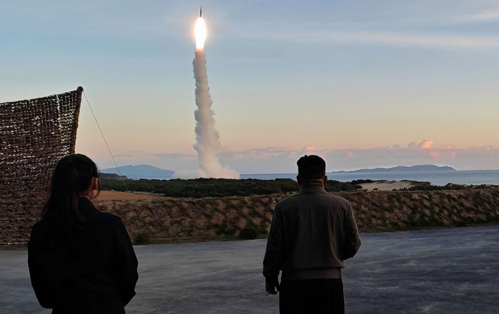 Kim Jong Un își dorește „superioritate absolută” în războiul cu drone. Liderul de la Phenian a observat teste pentru arme