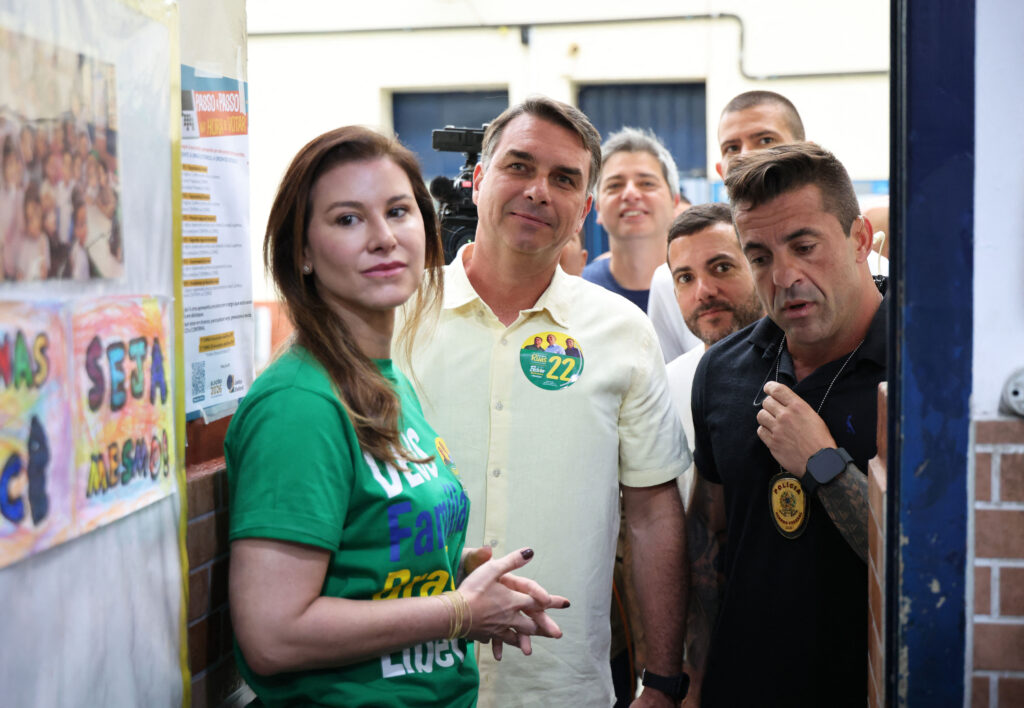 Fuga lui Bolsonaro, pas cu pas. Pașaport italian, avion privat