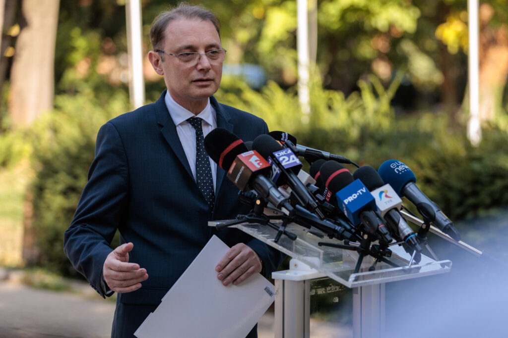 Luca Niculescu negociază și cu grupul parlamentar al lui Victor Ponta, dar și cu "grupul suveranist" PACE – Întâi România