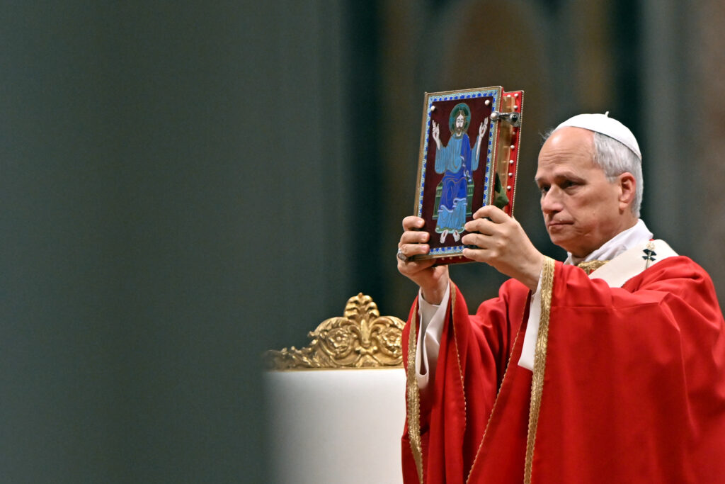 Papa Leon va fi internat, marți, în spital înainte operația la plămâni anunță Vaticanul