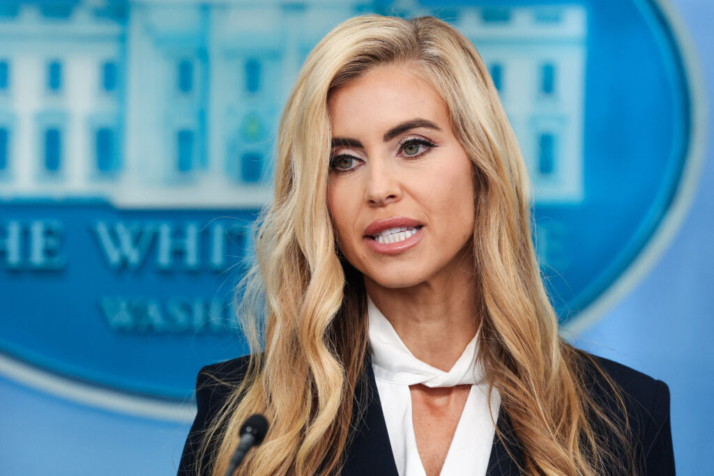 Începutul dezastruos al noii purtătoare de cuvânt a Casei Albe a ajuns la urechile lui Trump. „Ar trebui să se mai gândească” dacă rămâne în funcție