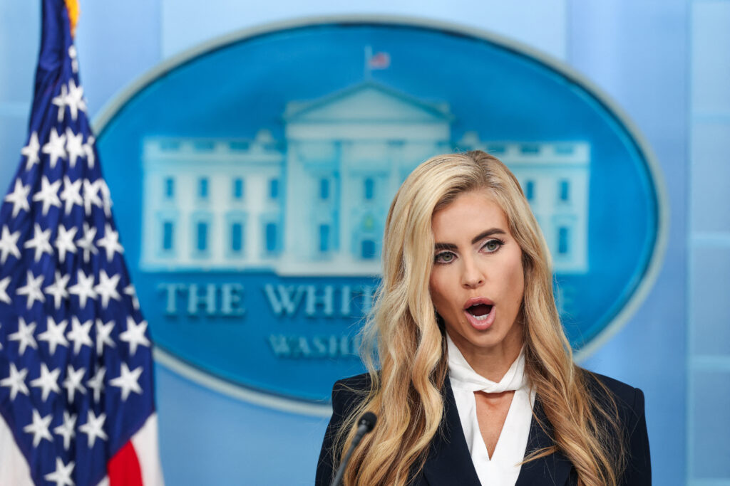 Noua purtătoare de cuvânt a lui Trump, acuzată că s-a prezentat drept avocată fără licență