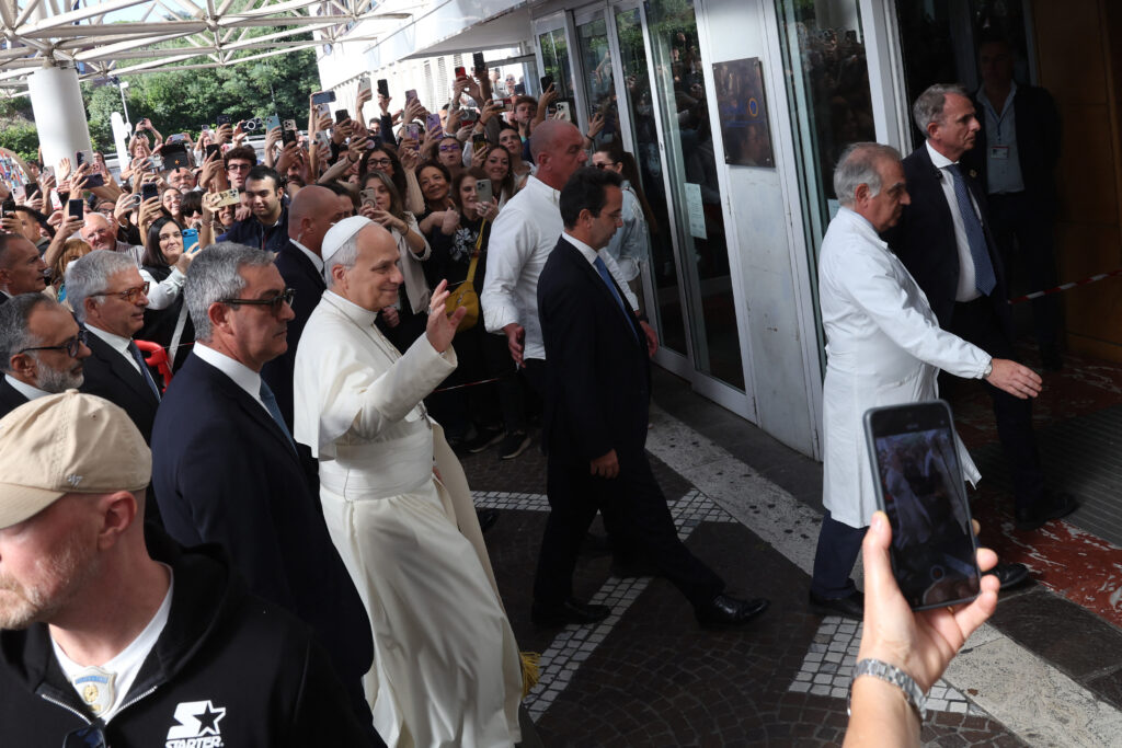 Fără pauze pentru Papa Leon. Suveranul Pontif își reia activitatea chiar din cadrul spitalului