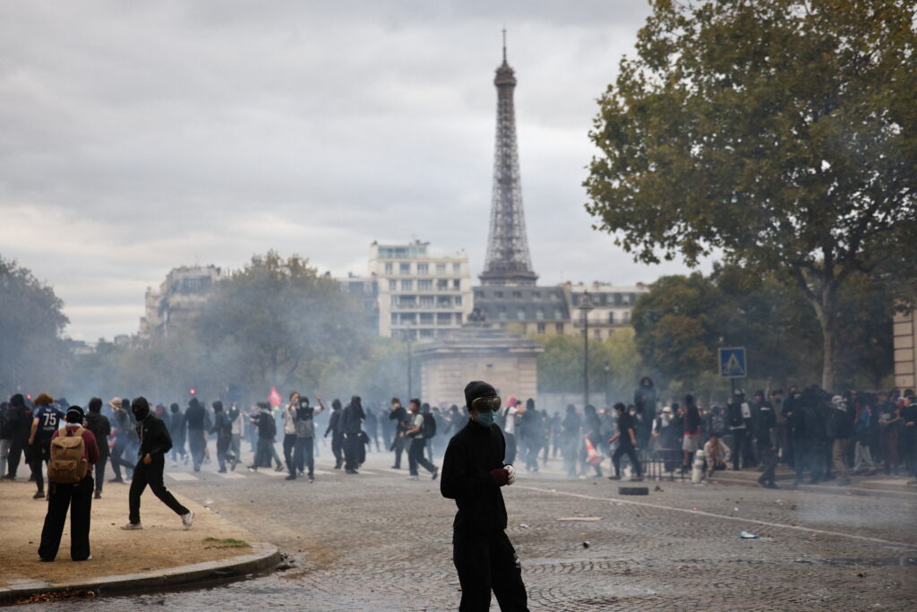 Un manifestant a murit în timpul protestelor din Paris. Decesul nu ar fi fost cauzat de violențele din stradă