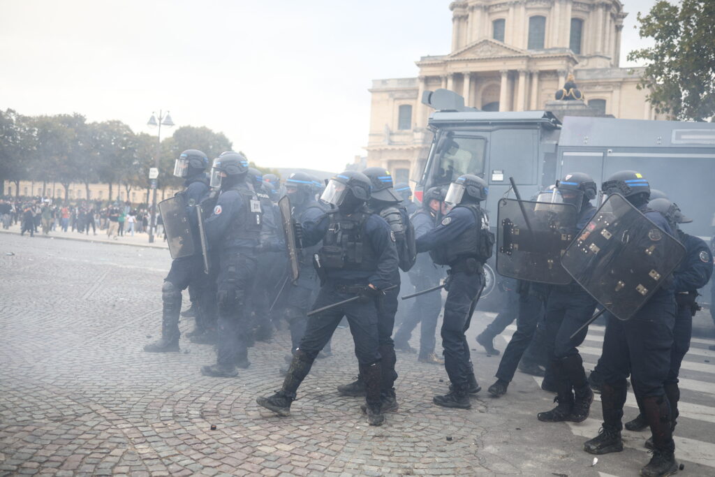 Protestele din Franța degenerează: Poliția a folosit gaze lacrimogene și bastoane împotriva protestatarilor. Peste 160 de persoane au fost arestate