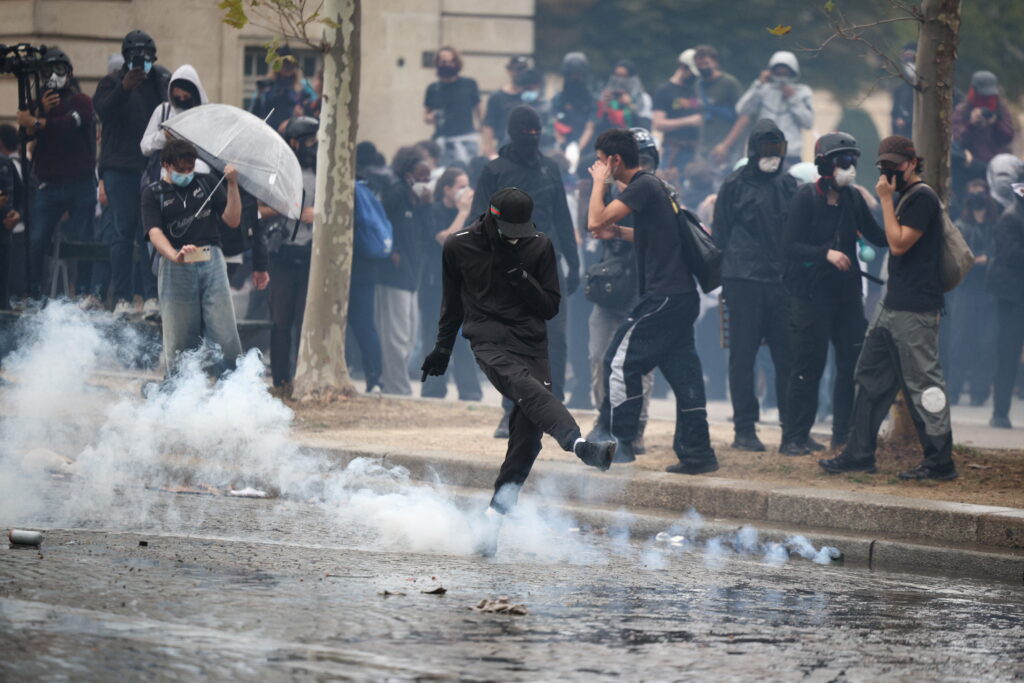 Numărul persoanelor arestate în timpul protestelor din Franța a crescut la 400 Macron: Cei care au vandalizat primăriile vor fi pedepsi