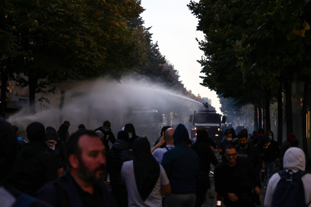Albania, paralizată de proteste violente. MAE emite o atenționare de călătorie pentru români