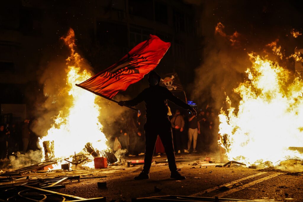 Revolte violente în Albania, după protestele împotriva unui proiect asociat ginerelui lui Trump. Zeci de răniți și arestări în capitală