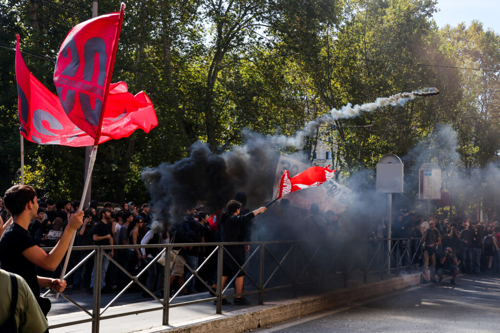 Italia, paralizată de proteste. Manifestanții au jefuit magazine și au incendiat proprietăți în Milano