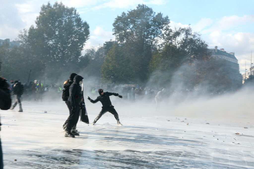 Protestele violente din Franța se resimt la Bursa de la Paris. Acțiunile franceze, în scădere