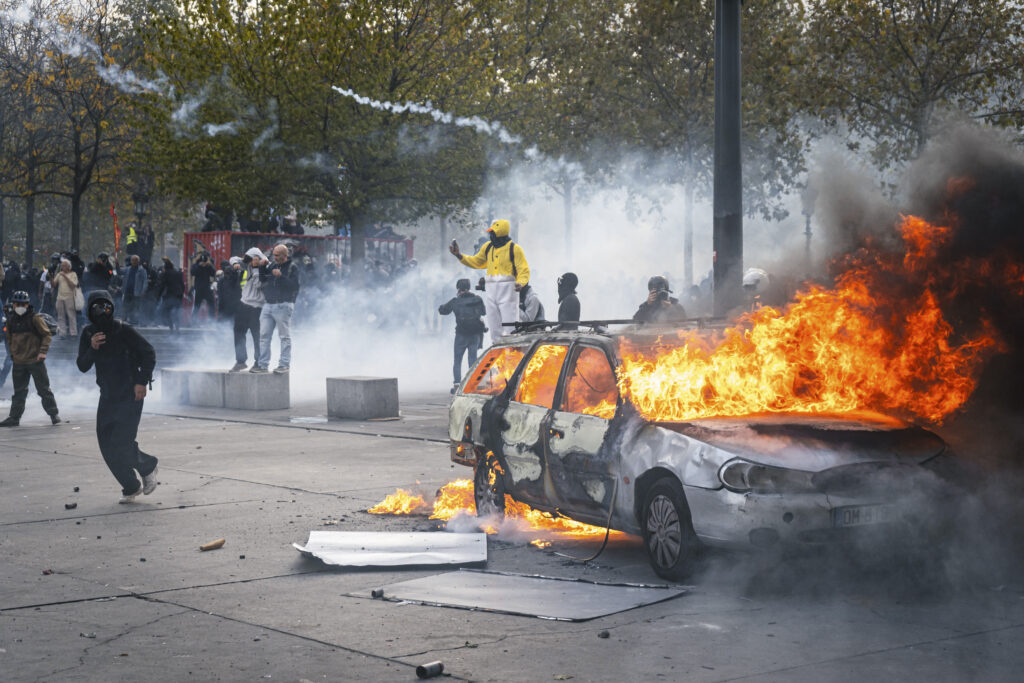 Franța ia în calcul restricții de circulație pe timpul nopții după violențele din weekend