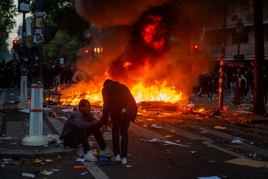 Franța se pregătește pentru noi proteste. Magazine și muzee din Paris își suspendă activitatea de teama violențelor