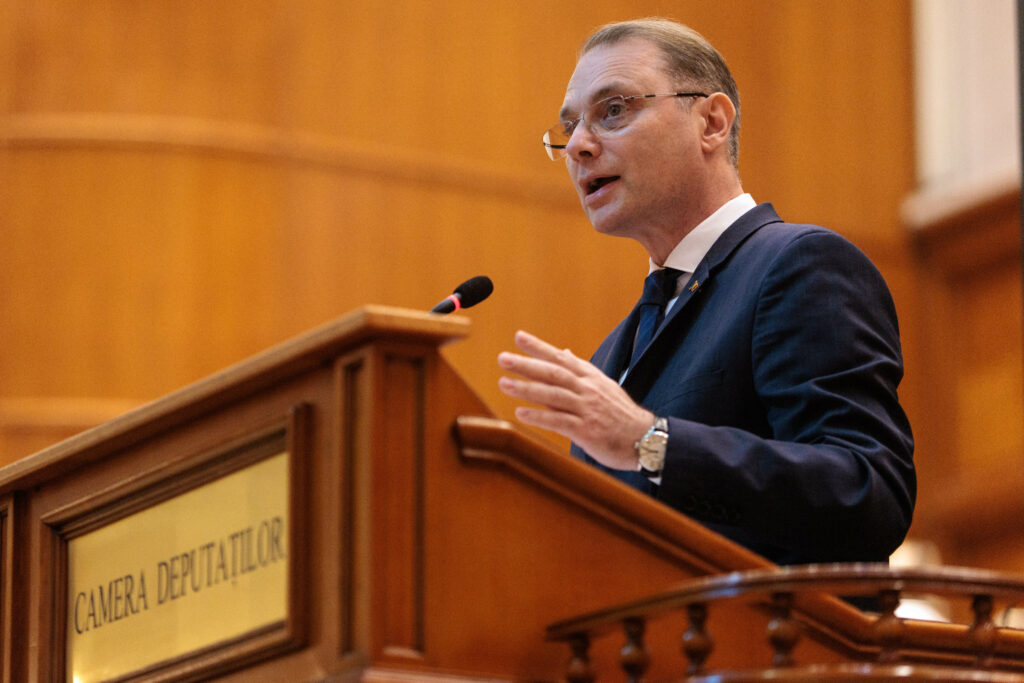 Luca Niculescu, primul discurs în calitate de premier: „Încheiem astfel azi cinci luni și jumătate de criză politică”