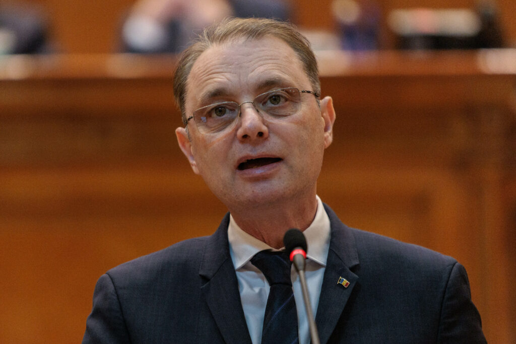Luca Niculescu, în Parlament: „Nu voi intra în această sarabandă a replicilor tăioase” / Principalele promisiuni înaintea votului de învestitură