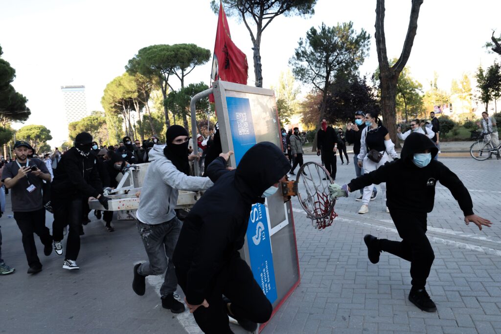 Albania ia măsuri împotriva protestatarilor care devin violenți. Amenzi de până la 5.500 de euro