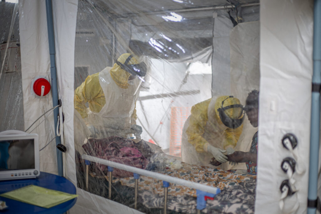 Epidemia de Ebola se extinde în Africa de Vest, după peste 4.600 de decese. Nigeria confirmă primul caz din ultimii 12 ani și monitorizează 44 de persoane