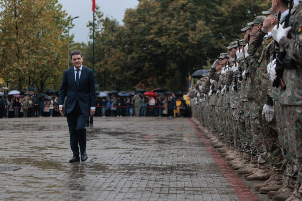 Unde au mers liderii politici de Ziua Armatei. Președintele, premierul, ministrul Apărării, Bolojan și Simion, printre militari