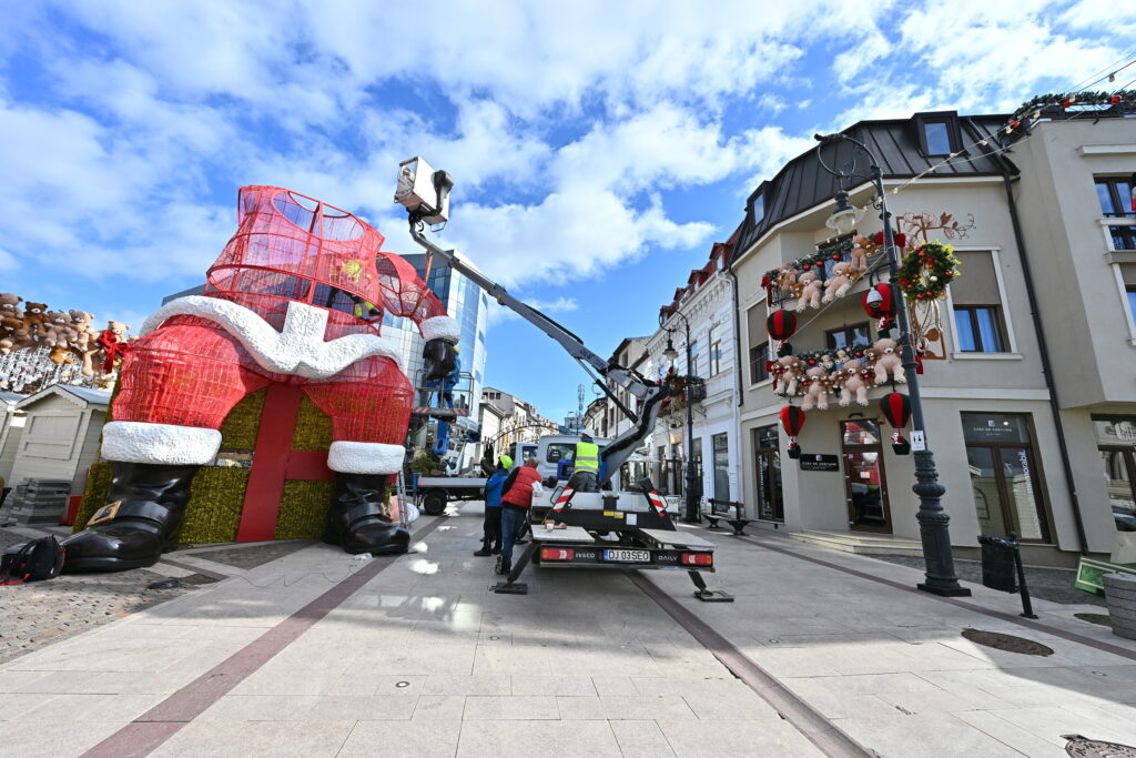 Primele imagini cu Târgul de Crăciun de la Craiova. Orașul se transformă în „Tărâmul elfilor”, tema din acest an. Când se deschide