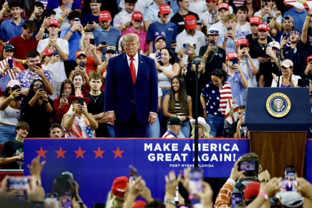 Șeful Audi, pe scenă cu Donald Trump la un miting electoral. Apariția provoacă scandal în Germania