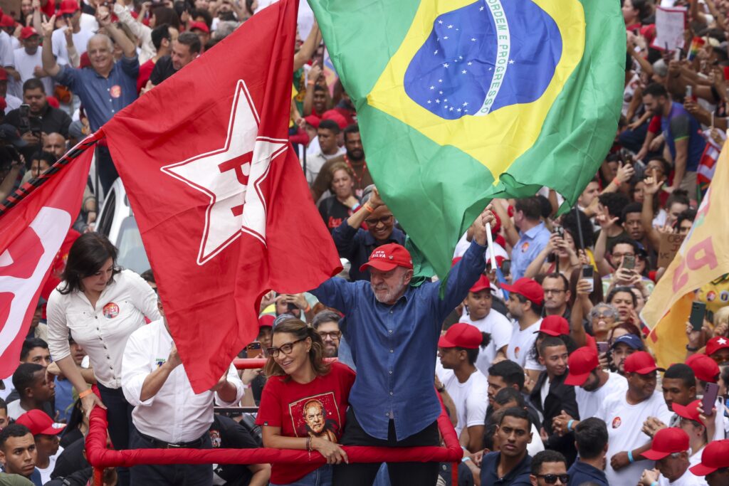 Brazilia fierbe în așteptarea rezultatelor alegerilor. Cine va fi noul președinte al republicii. Bolsonaro vs. Lula, scor strâns în sondaje
