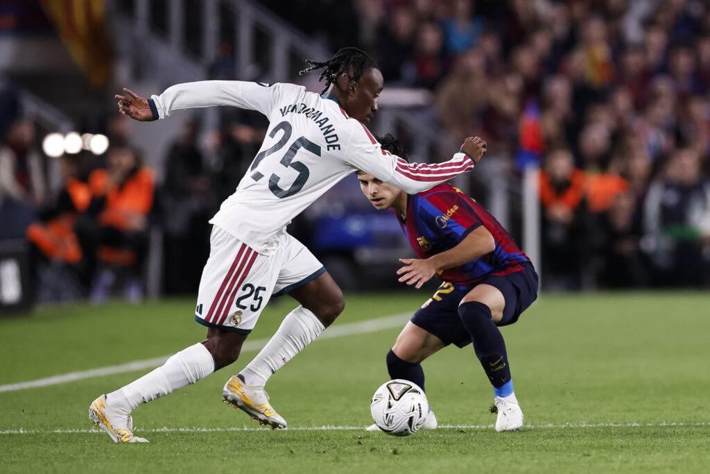 Real Madrid câștigă El Clásico pe terenul Barcelonei, cu o dublă a lui Mbappé. Mourinho: „Nu jucăm pentru a câștiga pe Camp Nou, ci campionatul”