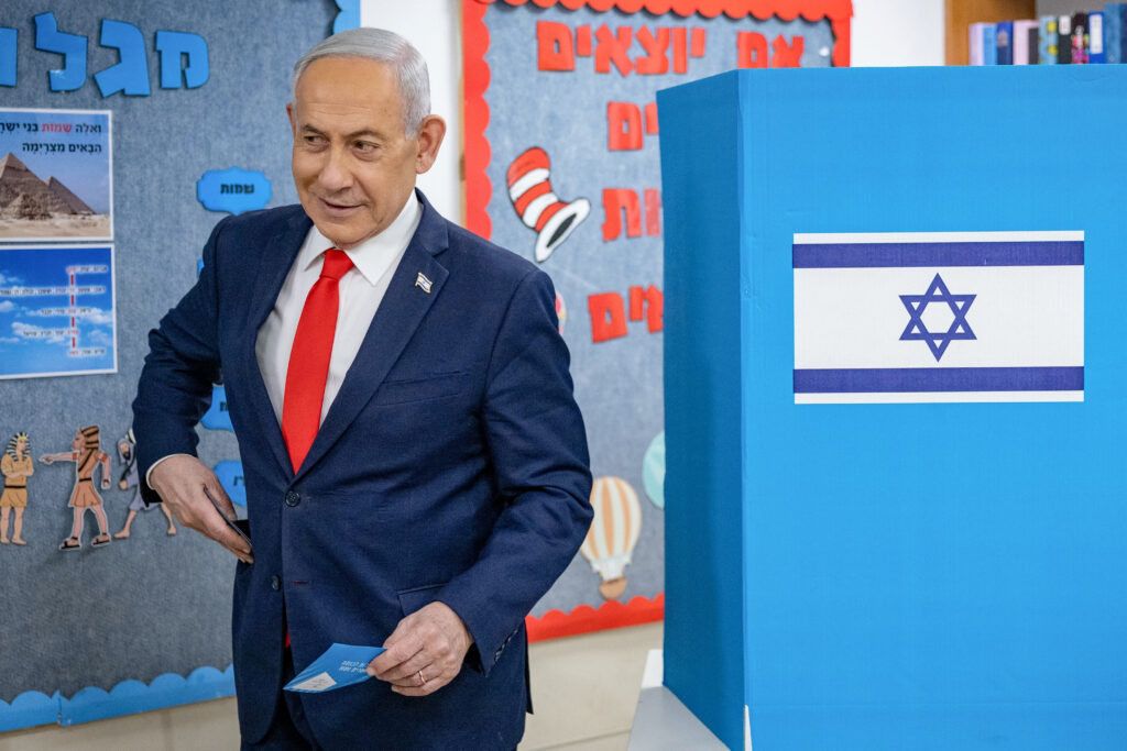 Alegeri parlamentare în Israel. Partidul lui Netanyahu este pe primul loc în exit-polluri, dar nicio tabără nu are majoritate / Prezență record la vot