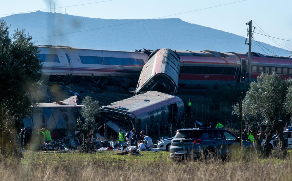 Cum au murit 68 de oameni în Spania. Un tren a fost lăsat să accelereze cu peste 200 km/h, deși în față se afla o garnitură blocată