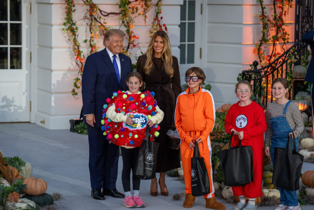 Donald Trump și Melania au împărțit dulciuri copiilor de Halloween, la Casa Albă. Air Force One a survolat reședința prezidențială