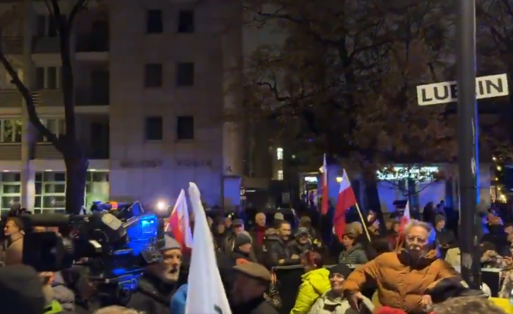 Criză politică majoră în Polonia. Protestatarii au forțat intrarea în Tribunalul Constituțional, iar președintele și-a întors avionul din drum. Acuzații de lovitură de stat