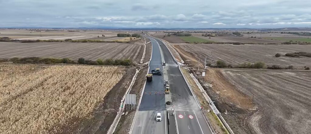 VIDEO | Autostrada Transilvania A3: Începe așternerea stratului de uzură pe lotul Chiribiș – Biharia, ajuns la 85% execuție / Șanse de finalizare înainte de termen