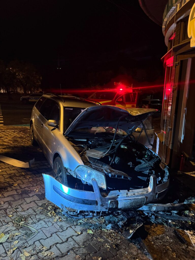O mașină a intrat în clădirea Centrului Turistic din Dej. Șoferul și pasagerul au plecat de la locul accidentului