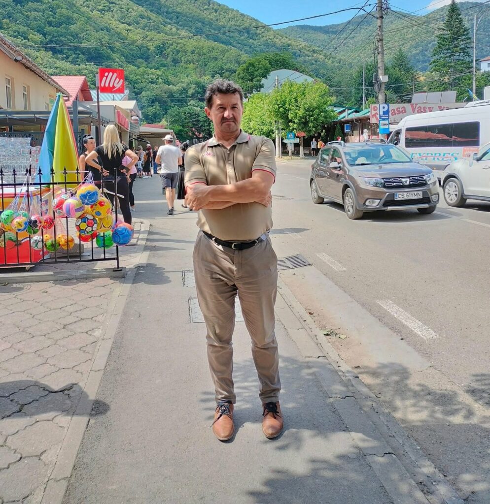 „Nu-ți fie frică, nu-ți fac nimica” | Directorul școlii din Bihor, acuzat de agresiuni sexuale împotriva elevilor și apărat de profesori, a fost trimis în judecată