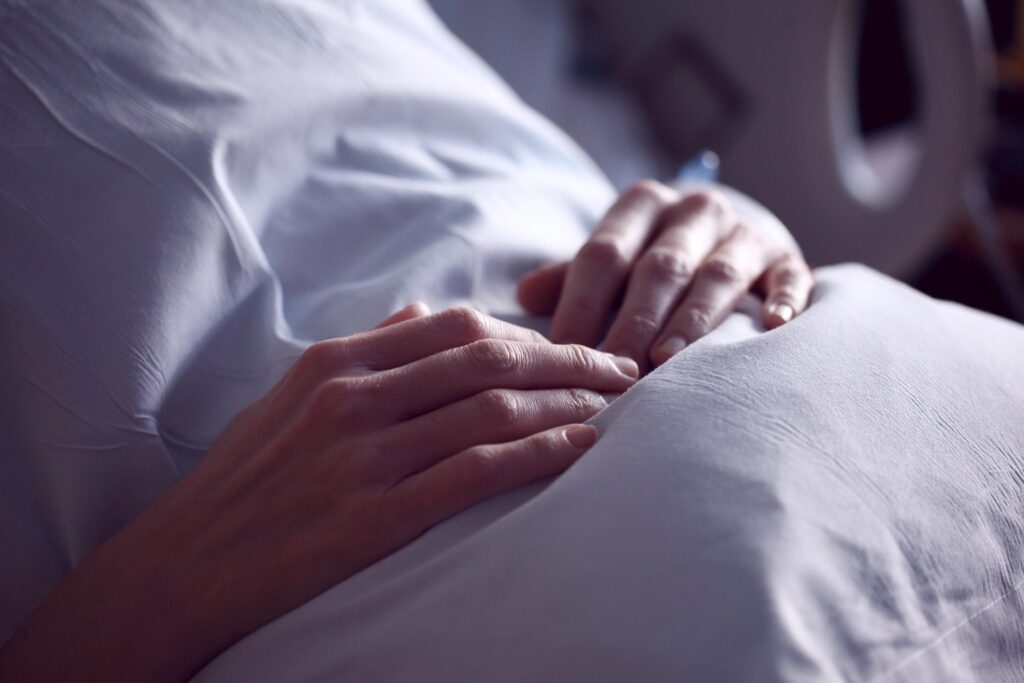 Femeia care s-a vindecat de trei ori de cancer de colon dezvăluie primul simptom pe care l-a observat. „L-am ascuns de toată lumea”