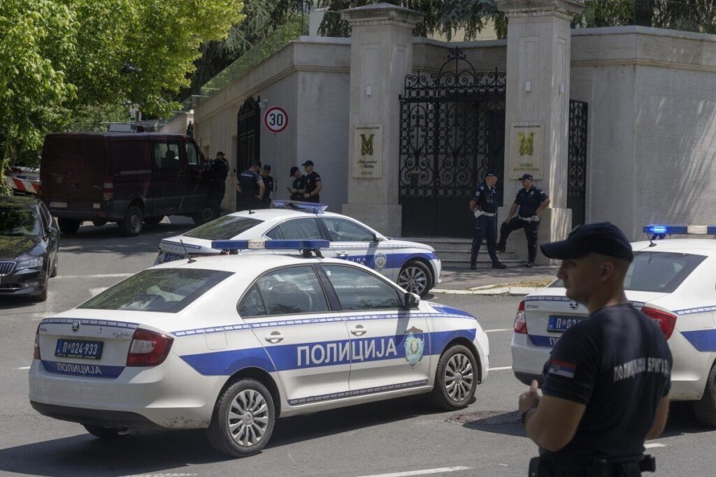 Atacator împușcat mortal după ce a rănit un agent de pază la Ambasada Israelului din Belgrad