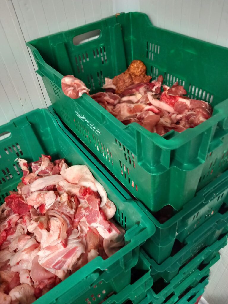 Produse expirate, carne depozitată necorespunzător și echipamente ruginite, descoperite de ANPC