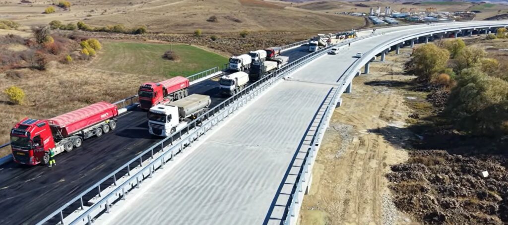 Se toarnă asfalt pe cel mai lung viaduct de autostradă din România. Când va fi deschis traficul