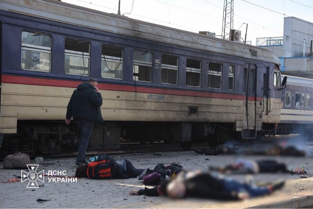 Rusia a atacat un tren de pasageri în Ucraina. Cel puțin 13 morți și cinci răniți