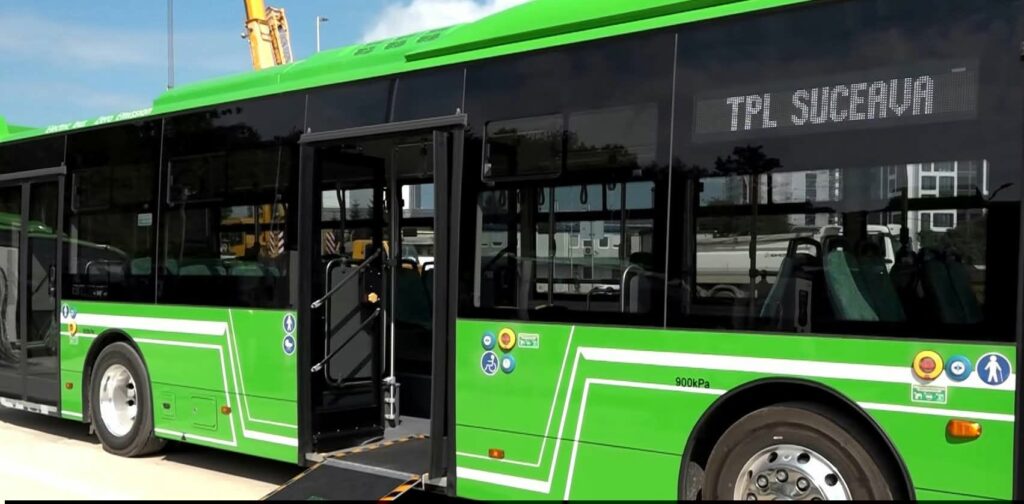 Un autobuz a făcut prăpăd la Suceava. Șoferul companiei de transport public era beat și a mai fost prins băut la volan