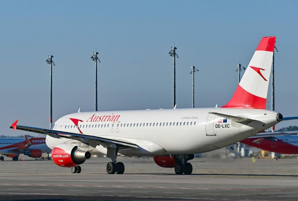 Alertă cu bombă într-un avion de pasageri, la granița cu România. Avionul, escortat militar până la aterizarea de urgență