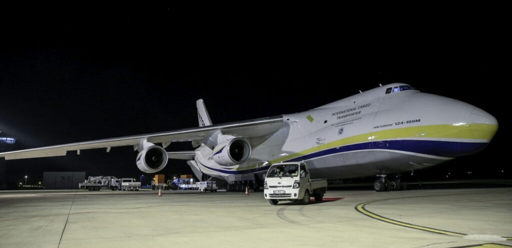 Un avion ucrainean de transport a luat foc la aterizarea în Japonia. Pista aeroportului, închisă până la stingerea flăcărilor