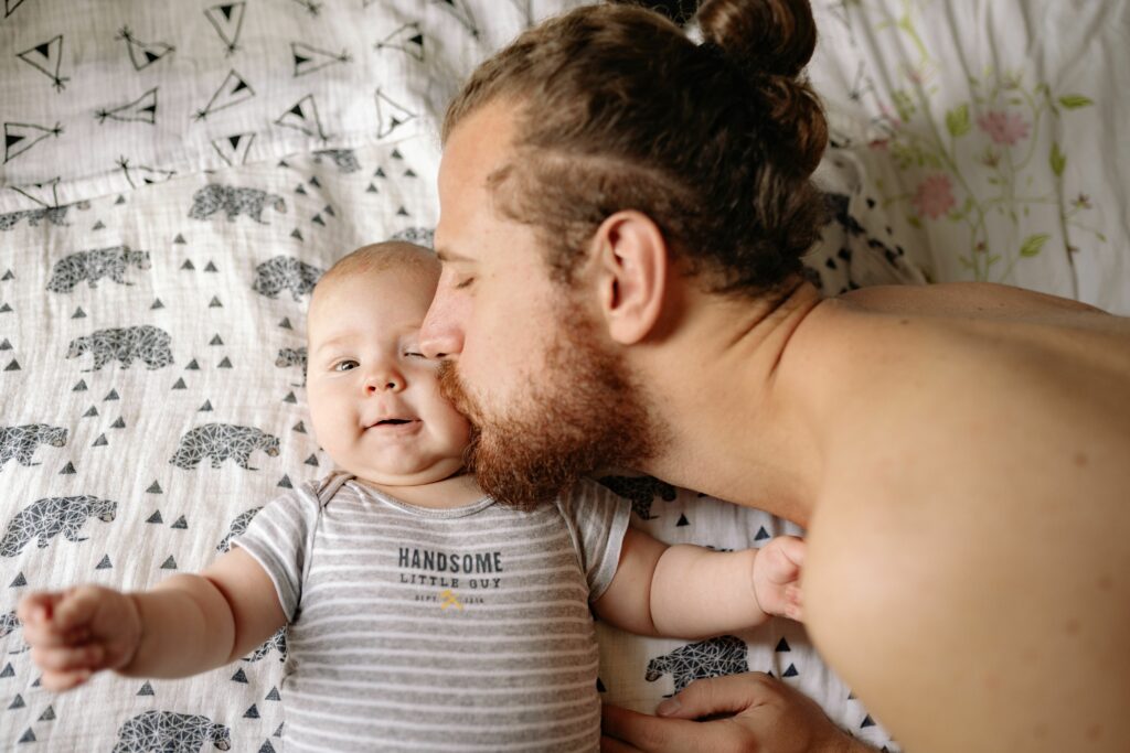 19 bărbați români din 100 suferă de depresie postpartum | În Europa, procentul e mult mai mic