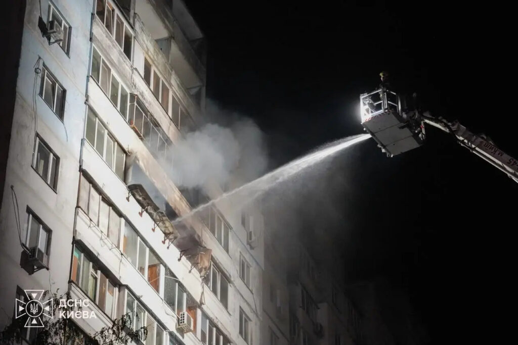 Bloc din Kiev, lovit de o dronă rusească | Patru persoane, între care doi copii, au fost rănite